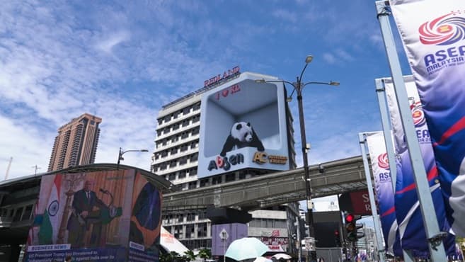 Giant Screen in the Golden Triangle of KL